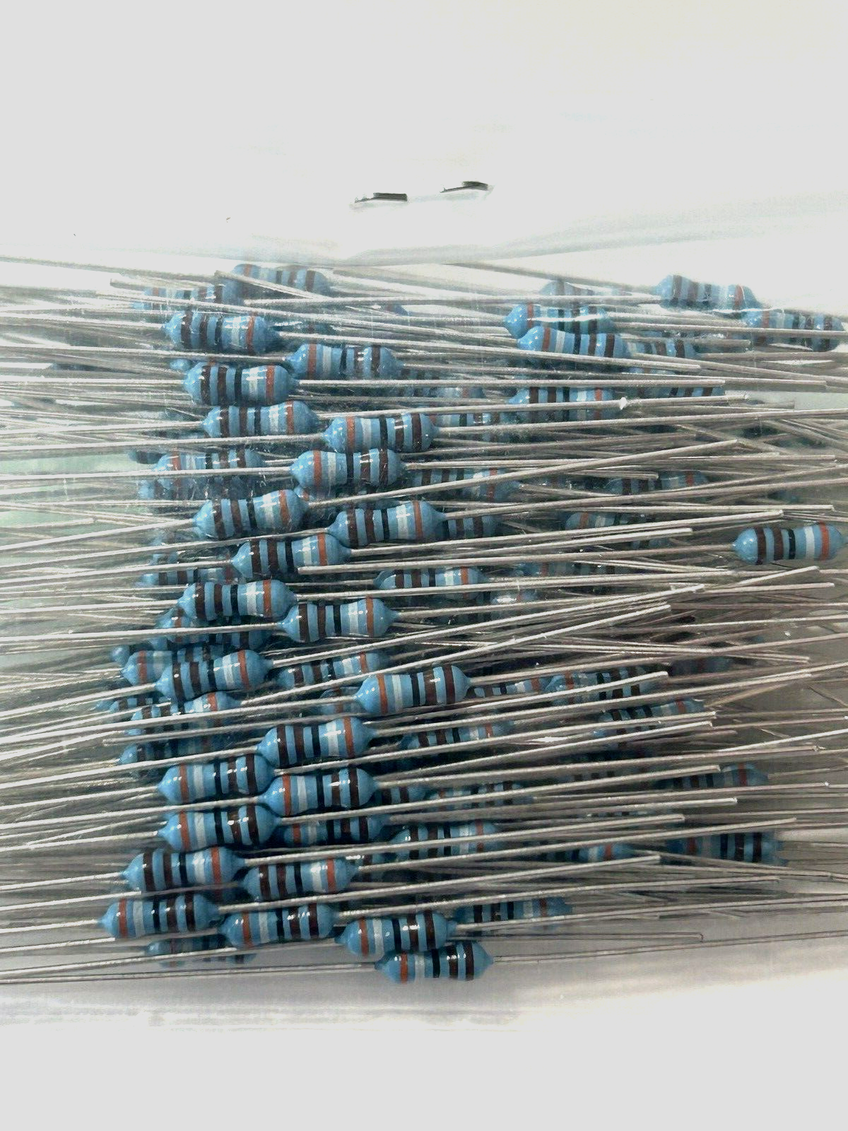 1/4W 1% Tolerance Metal Film Resistors 3.9k ohms, RoHS Compliant (200ea)